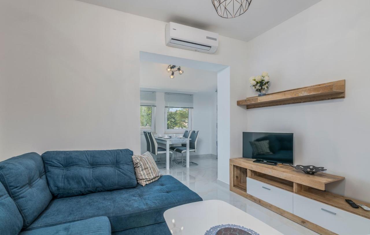 B&B Dujmovic Malinska Buitenkant foto
