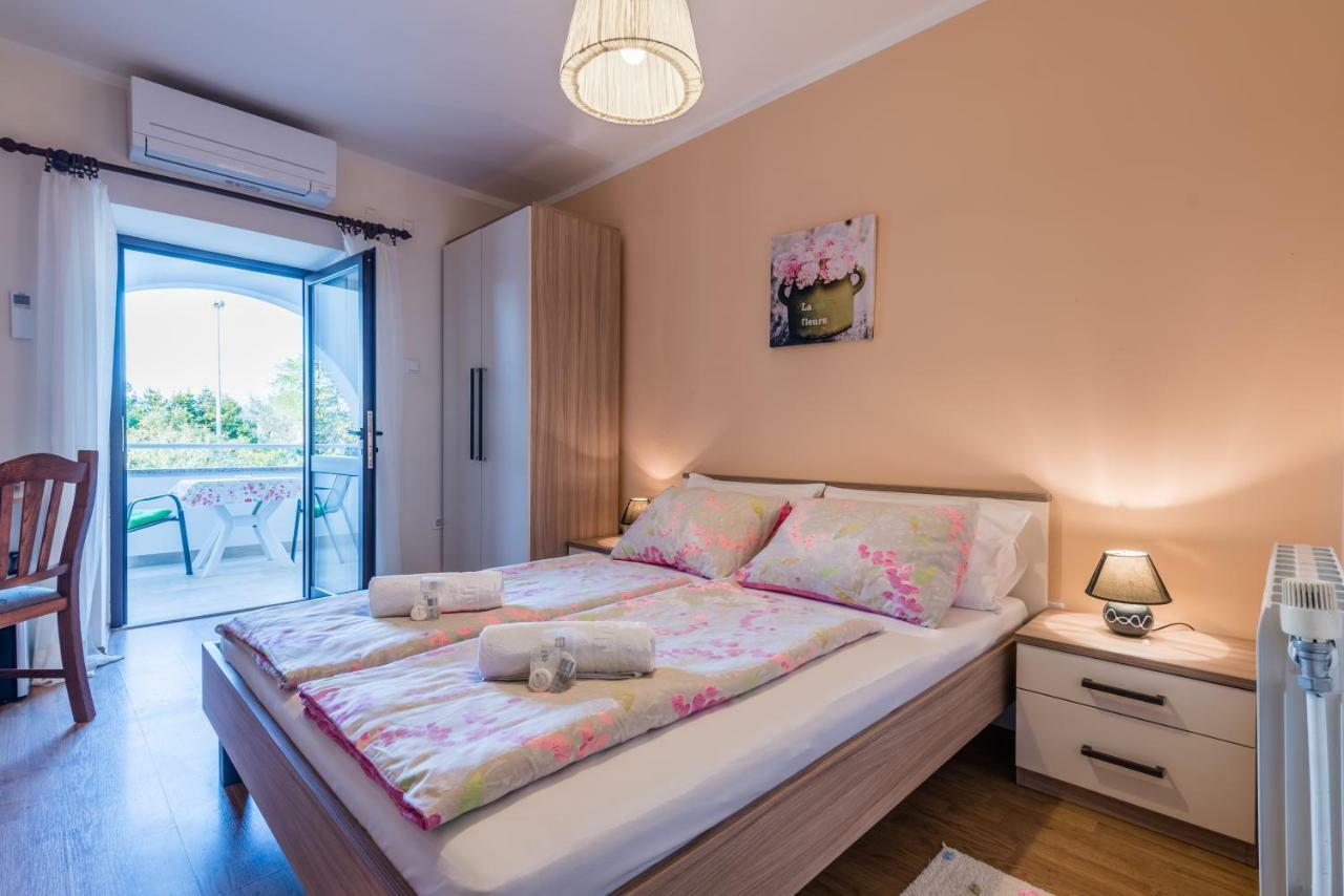 B&B Dujmovic Malinska Buitenkant foto